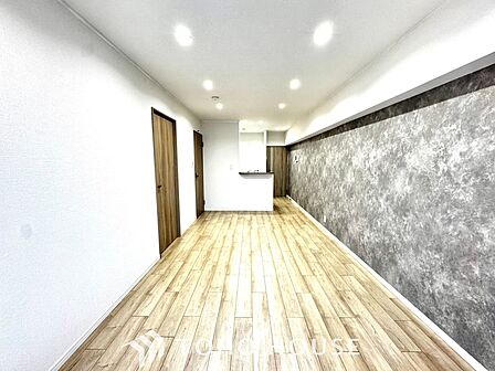 居心地のいい暮らしには欠かせない眩い採光。ゆったりとした幅の窓からこの空間に降り注ぐ採光が絶えない。明るいリビングこそ居心地のいい暮らしが待っているのだと思う。