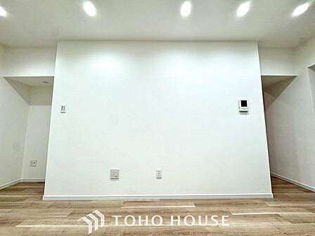 ◆サンサンと◆差し込む太陽の光がこのリビングに笑いをもたらす。ソファの上のクッションがポカポカした暖気にぬくぬくと微睡んでいる。