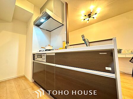 ◆愛育◆キッチンは家族の絆を育む大切な空間。シンプルで使い易いSystemKitchenで愉しく作る料理は愛情のある美味しいご馳走に。家族で使える広々としたダイニングキッチンです。