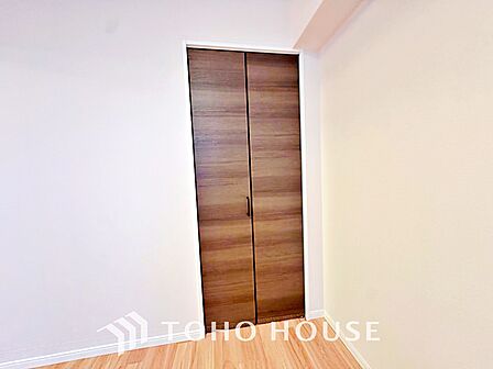 各お部屋にしっかりと収納スペース(クローゼット)を設けてありますから、物が散乱することもありませんしタンスも不要。すっきりしたお部屋を好みで飾ってお過ごし頂けます。