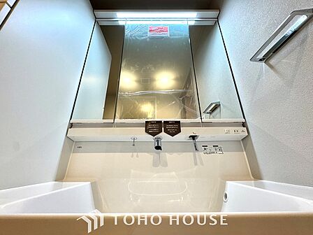 【Wash basin】十分な大きさの洗面台は収納もさる事ながら、身だしなみチェックや歯磨きなど、朝の慌ただしい時間でもホテルライクなスペースで余裕とゆとりを感じて頂けます。