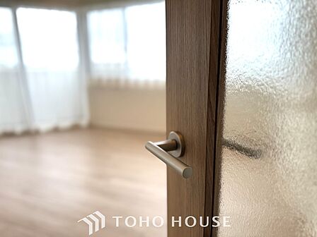 【Decorative lighting】 上質に仕上げられた室内。オフ・ホワイトの壁を背にした観葉植物の葉をそっと置かれたインテリア・ライトが照らし出しています。少しお洒落な暮らしをしてみませんか。