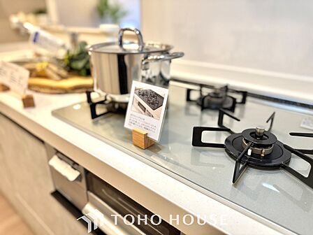 【Kitchen】美しく使いやすいキッチンは油汚れが簡単に拭き取れる素材で加工されており、浄水器シャワーから流す水の音を軽減する静かなシンクを採用。見えないところにさり気ない配慮が嬉しい