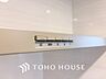 その他：【KITCHEN】◆開放的◆後片付けが楽なシステムキッチン。収納スペースの充実！