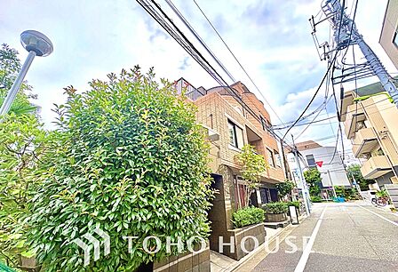 落ち着いた街並みに調和する上質な外観デザイン。帰宅するたびに心が満たされる住まいです。