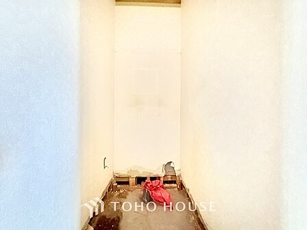 清潔感あるホワイト調のクロスと温もり溢れるモダンカラーの床材が見事に調和した本邸宅は、毎日の生活を少しでも快適に過ごして頂ける様に落ち着いた雰囲気作りから行っています。