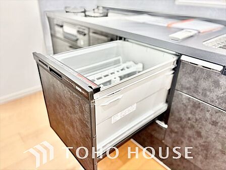 キッチンは家族の絆を育む大切な空間。シンプルで使い易いシステムキッチンで愉しく作る料理は愛情のある美味しいご馳走に。家族で使えるダイニングキッチンです。
