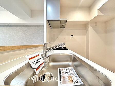 キッチンは家族の絆を育む大切な空間。シンプルで使い易いシステムキッチンで愉しく作る料理は愛情のある美味しいご馳走に。家族で使えるダイニングキッチンです。