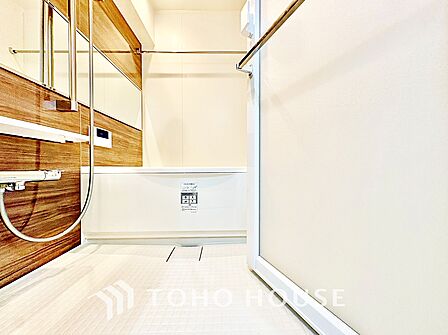【浴室】一日の疲れをゆっくり癒してくれる、落ち着いた浴室空間です。