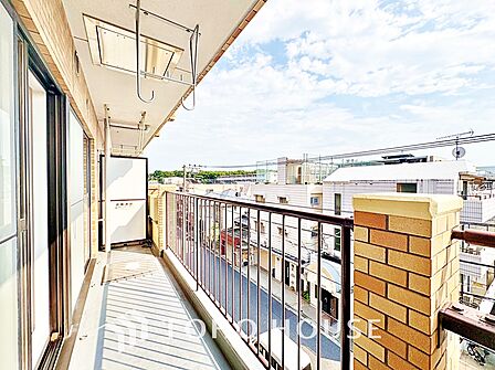【バルコニー】陽当たりがよく、お洗濯も気持ちよくこなせそうです。