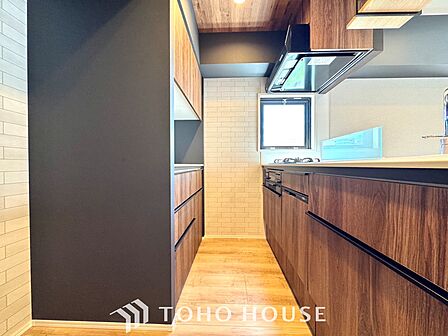 【Kitchen】美しく使いやすいキッチンは油汚れが簡単に拭き取れる素材で加工されており、浄水器シャワーから流す水の音を軽減する静かなシンクを採用。見えないところにさり気ない配慮が嬉しい