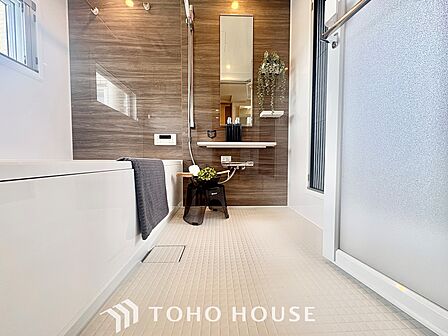 【Bathroom】『一日の疲れを落としてくれる場所は、一番落ち着く場所でなければならない』高級感溢れるカラーと大きさ・柔らかな曲線で構成された半身浴も楽しめるバスタブが心地よさをもたらします。