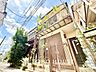 リビング/ダイニング：【リビングルーム】天井に埋められた連続する眩い光－ダウンライト。それはまるでフライト航路のアプローチライトのように優美でロマン溢れるポジショニング。