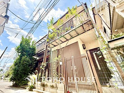 外観:窓を開けベランダに出ると当所なく広がる街と空のスクリーン。風が凪ぎ一時停止する目の前の画面の中、僕は一体何を考えていたのだろう。牧歌な街並みが僕を穏やかにさせてくれる。 外観:窓を開けベランダに出ると当所なく広がる街と空のスクリーン。風が凪ぎ一時停止する目の前の画面の中、僕は一体何を考えていたのだろう。牧歌な街並みが僕を穏やかにさせてくれる。