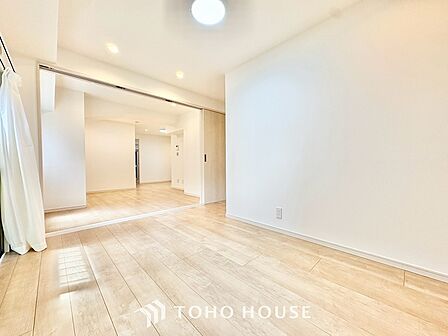 ◆リビング◆たくさんの窓から注ぐ太陽の光。時間の経過とともに光と影のコントラストがこの空間のムードを変え、部屋に変化と温もりをもたらしてくれる。