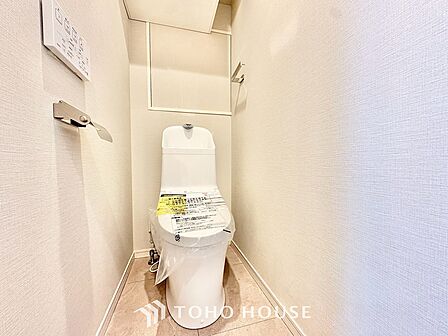 ◆トイレ◆トイレも全て新品に交換されており、清々しく新生活を始めることができます。白基調の清潔感のある空間に生まれ変わりました。