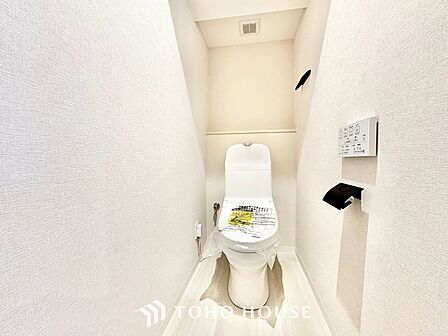 ◆トイレ◆トイレも全て新品に交換されており、清々しく新生活を始めることができます。白基調の清潔感のある空間に生まれ変わりました。