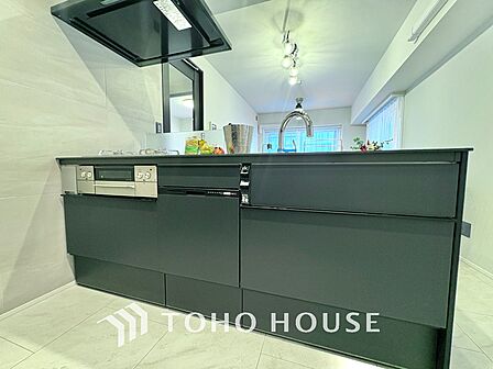 ◆愛育◆キッチンは家族の絆を育む大切な空間。シンプルで使い易いSystemKitchenで愉しく作る料理は愛情のある美味しいご馳走に。家族で使える広々としたダイニングキッチンです。