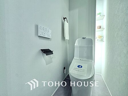 清潔感あるホワイト調のクロスと温もり溢れるモダンカラーの床材が見事に調和した本邸宅は、毎日の生活を少しでも快適に過ごして頂ける様に落ち着いた雰囲気作りから行っています。