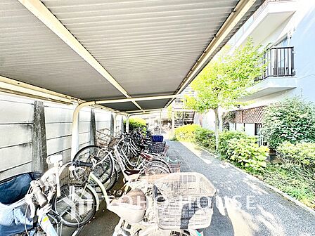 【自転車置き場】自転車を置くスペースを確保し、通勤・通学や日々のお買い物にも便利。