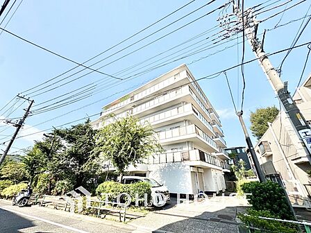 【外観】シンプルながらも洗練されたデザインが魅力の外観。