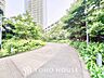 周辺：美しく整備された緩やかな曲線のプロムナード。豊かな植栽とフットライト、防犯カメラが完備されており、昼夜を問わず安心して心地よく歩くことができる自然豊かな住空間です。