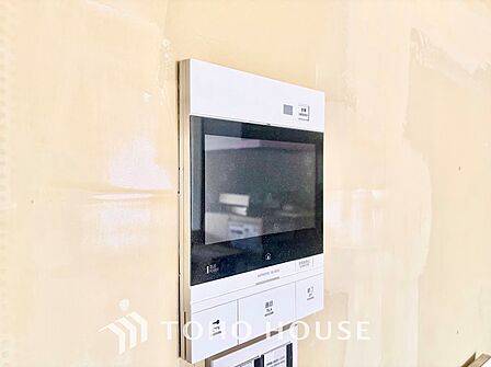室内から訪問者を映像と音声でしっかり確認できるモニター付きインターホン。オートロック解錠機能や非常ボタンも備わっており、一人のお留守番や夜間の対応時にも心強い安心のセキュリティ設備です。