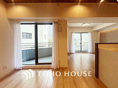 【LIVING】◆眩い◆光が燦々と入り、家族の笑顔を照らす。「いつまでも続いて」と願う夢のような毎日がここにある。