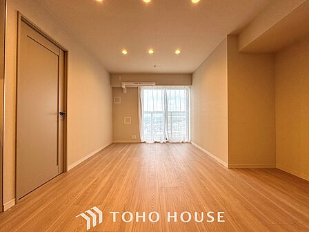 【Ease】家族個々の安らぎの空間。プライベートなBedRoomは暮らす方の感性で造り上げたいもの。誰もが好みで飾れるシンプルな室内に仕上げてあります。