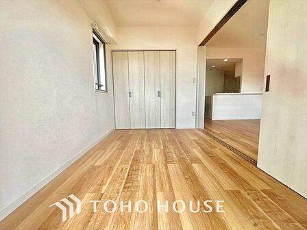 大きく開け放たれた壮大な景色。都内にいることを忘れさせてくれる自然豊かな分譲地。風がそよぎ、青空が歌い、太陽が微笑んでくれる幸せな住まい。