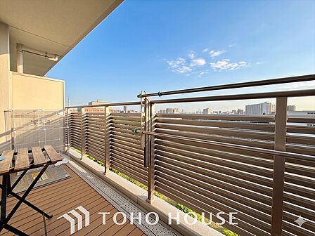 あなたの一日を、まっすぐ彩る。朝の光が差し込むリビングで、家族の笑い声が弾ける。