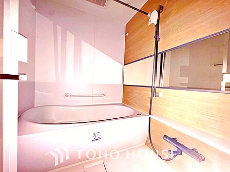 【浴室】《一日の疲れを落としてくれる場所は、落ち着く場所でなければならない》 高級感溢れるカラーと大きさ・柔らかな曲線で構成された半身浴も楽しめるバスタブが心地よさをもたらします。