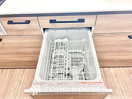 美味しい料理を作りたくなるような気持にさせてくれる、腕を振るえる自慢のスペース。見上げると柔らかなダウンライトが包み込み、彩りを添えます。艶と光沢のある居心地の良いわが家のキッチン。