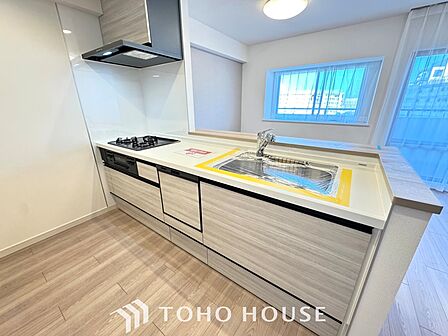 【Kitchen】美しく使いやすいキッチンは油汚れが簡単に拭き取れる素材で加工されており、浄水器シャワーから流す水の音を軽減する静かなシンクを採用。見えないところにさり気ない配慮が嬉しい