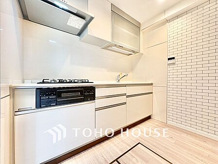 ◆キッチン◆美しく使いやすいキッチンは油汚れが簡単に拭き取れる素材で加工されており、浄水器シャワーから流す水の音を軽減する静かなシンクを採用。見えないところにさり気ない配慮が嬉しいですね