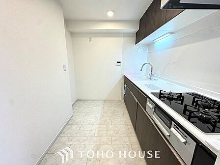 【Kitchen】光り眩い羨望のリビングへ。一歩一歩を踏みしめて家族の集う幸せの場所へ。すべてがクライマックスのマイベストホーム。