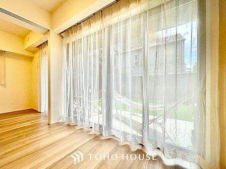 【Private Garden】リビングの先に広がリビングの先に広がるのは、マンションではな大型専用庭。アウトドアリビングとして、また季節の花々を愛でる庭として、暮らしの可能性が無限に広がります。