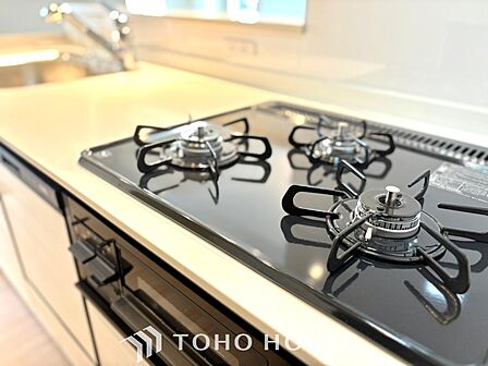 【Kitchen】美しく使いやすいキッチンは油汚れが簡単に拭き取れる素材で加工されており、浄水器シャワーから流す水の音を軽減する静かなシンクを採用。見えないところにさり気ない配慮が嬉しい