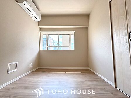 【Decorative lighting】上質に仕上げられた室内。オフ・ホワイトの壁を背にした観葉植物の葉をそっと置かれたインテリア・ライトが照らし出しています。少しお洒落な暮らしをしてみませんか。