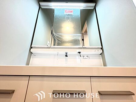 【Wash basin】十分な大きさの洗面台は収納もさる事ながら、身だしなみチェックや歯磨きなど、朝の慌ただしい時間でもホテルライクなスペースで余裕とゆとりを感じて頂けます。