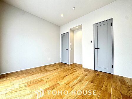 【Ease】家族個々の安らぎの空間。プライベートなBedRoomは暮らす方の感性で造り上げたいもの。誰もが好みで飾れるシンプルな室内に仕上げてあります。