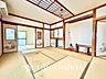 室内：叶えたかったのは落ち着きのあるナチュラルな風合い。そして開放感があるリビング。優雅な気分に浸れる幸せな時間をこの空間で。