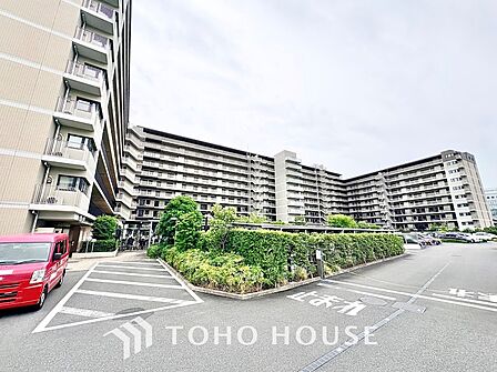 空へ広がるコの字型の配棟意匠と、中央に配された瑞々しい中庭植栽。歩車分離に配慮された広々とした敷地内通路が安全性を高め、スケール感あふれる快適な暮らしを包み込みます。