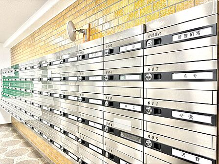 【郵便受け】エントランスに設置された郵便受け。