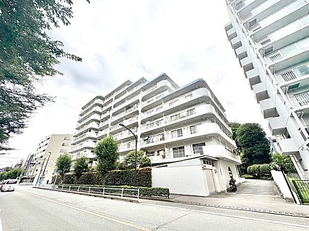 【前面道路】前面道路は見通しが良く、落ち着いた雰囲気の住環境が広がります。