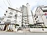 外観：白を基調とした爽やかな外観デザイン。13階建ての存在感あるフォルムで、1階店舗部分や植栽の手入れも行き届いた管理体制の良さが伺えます。