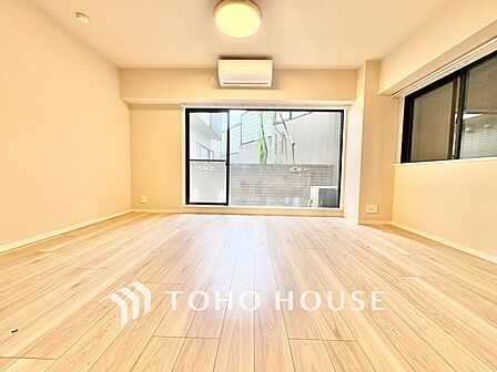 ◆リビング◆そこには目を輝かせ笑顔で見つめてくれる君がいて、「おかえり」の言葉がこだまする。何気ない日々の挨拶は僕にとっては幸せで、同時に君の瞳にも恋している。