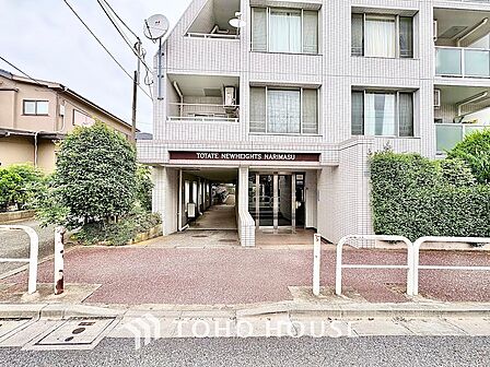 落ち着いた佇まいが印象的なマンション外観。道路からエントランスまでゆとりがあり、植栽の緑が住まいを彩ります。きれいに整えられたアプローチが、毎日の帰宅を心地よく迎えてくれます。