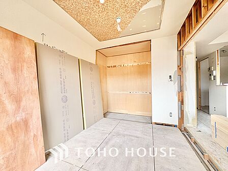 【改装中】「想像していた以上に広い」が写真を撮っているときの感想です。家事動線に配慮したプランによりご家族がくつろげる明るく広い空間が確保できました。