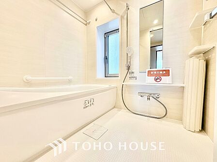 光に照らし出されたバスルーム。適度な湿度と静かに揺れる眼前の水面。広い浴槽にゆっくりと身を沈め深く瞑想をすれば、明日への新たな活力が膨らんでくる。